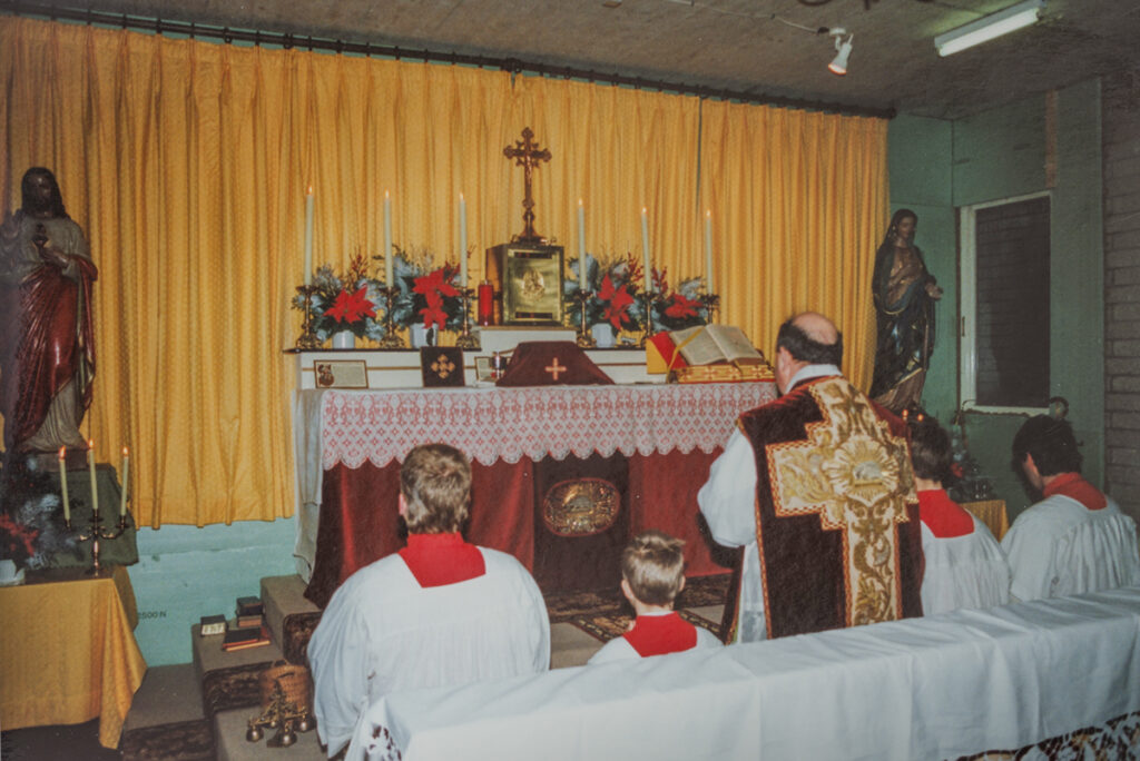 Messe in der provisorischen Notkapelle.