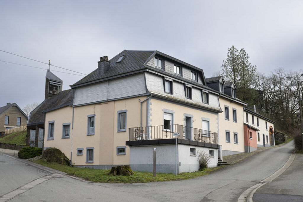 Aussenansicht des Gästehauses der Herz-Jesu Kirche in Steffeshausen.