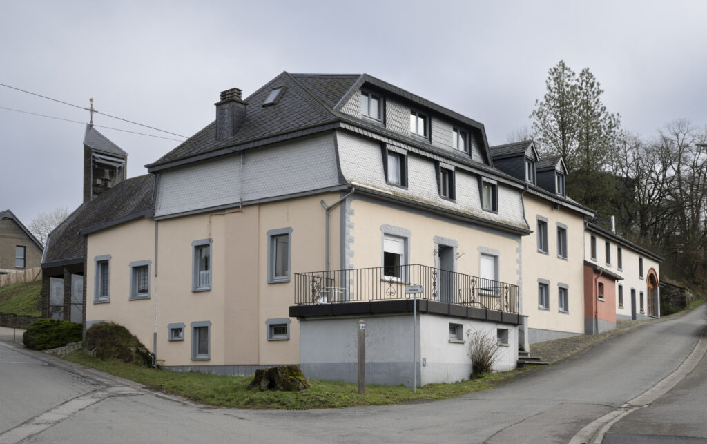 Aussenansicht der Herz-Jesu Kirche Steffeshausen und des früheren Gasthofes.