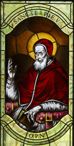Fensterbild des heiligen Papstes Pius V. in der Herz-Jesu Kirche in Steffeshausen.