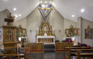 Innenansicht Richtung Altarraum der Herz-Jesu Kirche Steffeshausen.