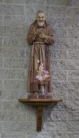 Statue des heiligen Pater Pio in der Herz-Jesu Kirche in Steffeshausen.