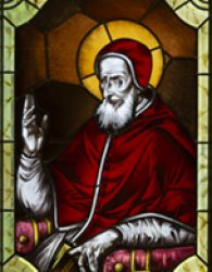 Fensterbild des heiligen Papstes Pius V. in der Herz-Jesu Kirche in Steffeshausen.